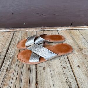 Frye Slide Sandals 9.5 Metallic Silver Snake Embossed Leather Crisscross Flat